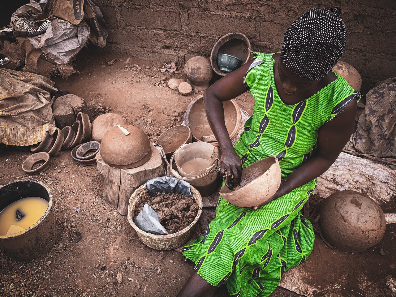 african_woman_pottery_02